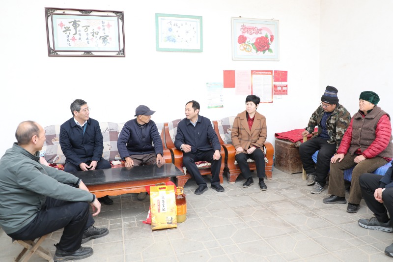 常山集團(tuán)黨委書記、董事長張瑋揚(yáng)率隊赴小琉璃村開展走訪慰問